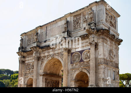 Vista di Arco di Costantino nel tempo soleggiato in Roma. Un 21m alto struttura romana composta da 3 archi decorati con figure e scene di battaglia Foto Stock