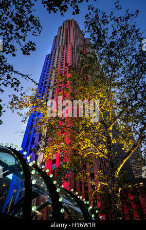Il Rockefeller Center illuminato in rosso, bianco e blu al crepuscolo. Midtown Manhattan, a New York City Foto Stock