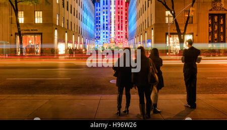 Il Rockefeller Center al crepuscolo illuminato in rosso,bianco,e blu dal 5° Avenue. Midtown Manhattan, a New York City Foto Stock