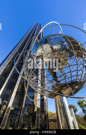 Trump International Hotel and Tower grattacielo con globo in acciaio scultura. Midtown Manhattan, New York City Foto Stock