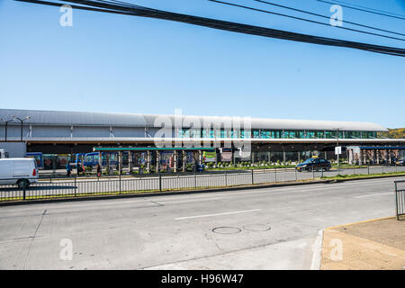 Strade di Puerto Montt Cile traghetto BusTerminal Taxi Foto Stock