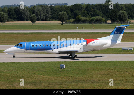 Monaco di Baviera, Germania - Agosto 08, 2016: BMI regionali Embraer ERJ-145, all'aeroporto di Monaco di Baviera Foto Stock