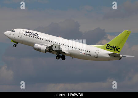 Zurich, Svizzera - 29 Luglio 2016: Air Baltic, Boeing 737 è tenuto fuori all'aeroporto di Zurigo Foto Stock