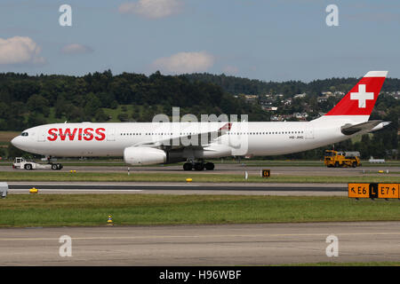 Zurich, Svizzera - 29 Luglio 2016: Swiss International Airlines, Airbus A330-300 all'aeroporto di Zurigo Foto Stock