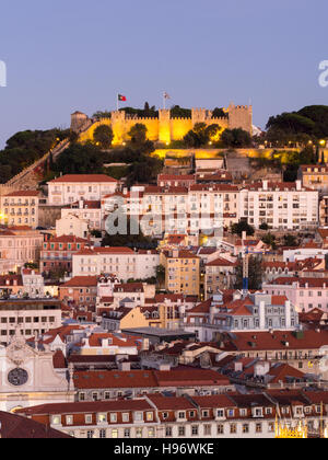 La città di Lisbona, Portogallo, con il castello Sao Jorge visto da Miradouro di Sao Pedro de Alcantara durante la notte. Foto Stock