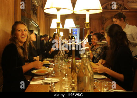 Gli studenti che frequentano OxIMUN avente la cena nel Corpus Christi College sala da pranzo. Da una serie di foto scattate presso la Oxford Modello Internazionale Uni Foto Stock