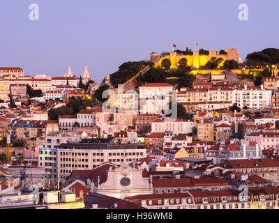 La città di Lisbona, Portogallo, con il castello Sao Jorge visto da Miradouro di Sao Pedro de Alcantara durante la notte. Foto Stock