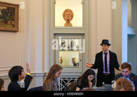 Gli studenti che partecipano a sessioni OxIMUN 2016 a Somerville College (con un busto di Margaret Thatcher in background). Da una serie di foto ta Foto Stock