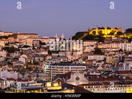 La città di Lisbona, Portogallo, con il castello Sao Jorge visto da Miradouro di Sao Pedro de Alcantara durante la notte. Foto Stock