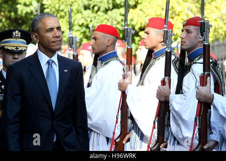 Il Presidente Usa Barack Obama e il suo omologo greco Prokopis Pavlopoulos rivedere la guardia presidenziale in Atene. Il presidente Barack Obama è arrivato in gr Foto Stock