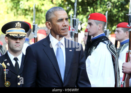 Il Presidente Usa Barack Obama e il suo omologo greco Prokopis Pavlopoulos rivedere la guardia presidenziale in Atene. Il presidente Barack Obama è arrivato in gr Foto Stock