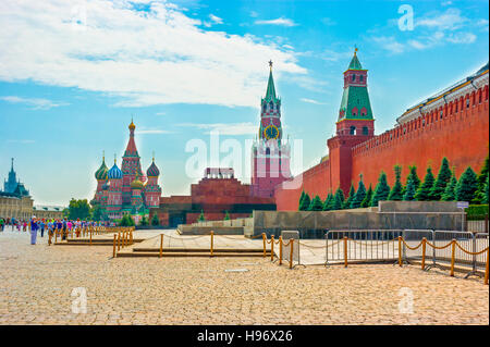 La vista sulla Piazza Rossa con San Basilio Cattedrale, il mausoleo di Lenin, Spasskaya Tower, Torre Senatskaya e il Cremlino Foto Stock