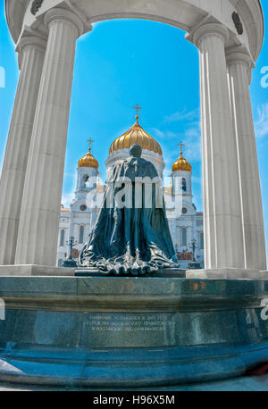 Il monumento a zar russo Alessandro II si trova di fronte alla Cattedrale di Cristo Salvatore a Mosca, Russia. Foto Stock