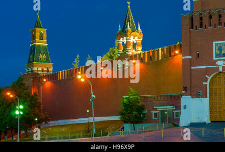 Il Nabatnaya e Tsarskaya Torri si trova nella parte sud-orientale del Cremlino parete. La torre Nabatnaya tradizionalmente utilizzato per notificare a c Foto Stock