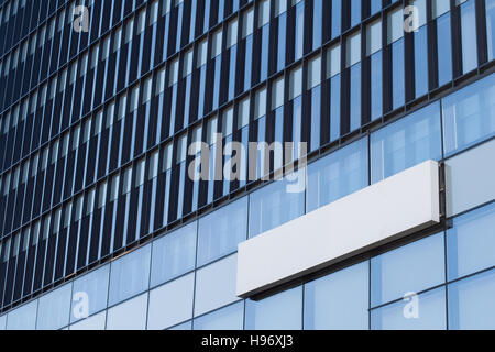 Il lato orizzontale vista del vuoto di segnaletica bianco sul business grattacielo con architettura moderna e finestre di vetro Foto Stock