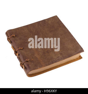 Notebook chiuso con rivestimento in pelle marrone e legature coperchio isolato su sfondo bianco Foto Stock
