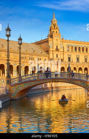 Plaza de Espana, in barca sul canale, Siviglia, Spagna Foto Stock