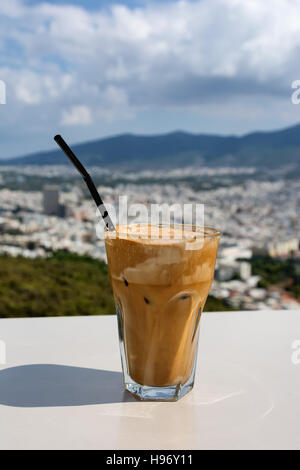 Il ghiaccio Frappé Caffè e vista della città di Atene per lo sfondo Foto Stock