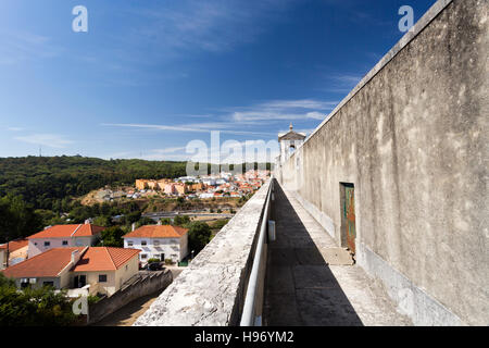 Vista del lato sud di cima dell'Acquedotto di acque libere a Lisbona, Portogallo Foto Stock