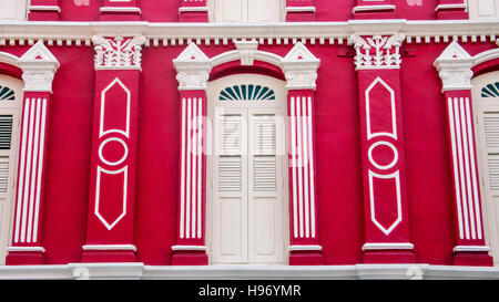 Edificio rosa louvre windows Singapore Foto Stock