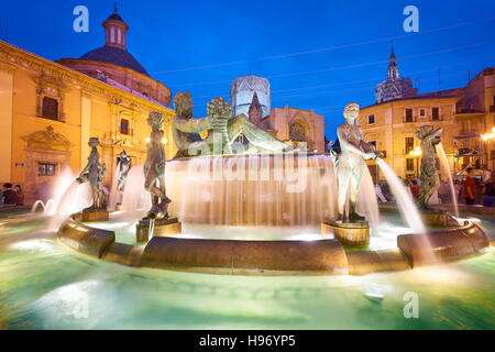 Fontana di Turia a sera, Plaza de la Virgen di Valencia old town, Spagna Foto Stock
