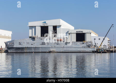 USNS Yuma expeditionary trasporto veloce (EFT) in costruzione presso il cantiere navale Austal sul Fiume Mobile in Mobile, Alabama. Foto Stock