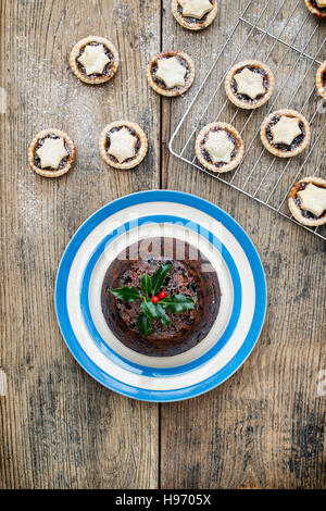 Pudding natalizio su una piastra da sopra con pasticci di carne macinata Foto Stock