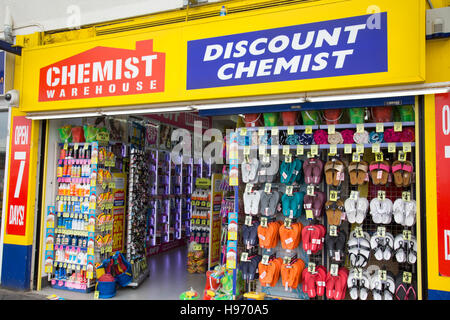 Magazzino farmacia farmacia in Sydney spiaggia di vendita gli infradito e tanga, Sydney, Australia Foto Stock