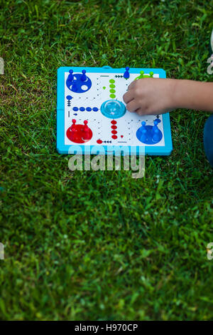 Tradizionale per bambini gioco di bordo di Ludo (Take it easy) Foto Stock