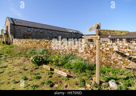 Sentiero segni vicino la rinata fattoria dove i visitatori di Isola Skomer possono pernottare in questo ostello Foto Stock