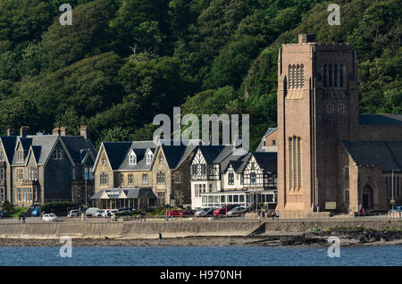 Chiesa e case vicino al terminale del traghetto a Oban, Scozia Foto Stock