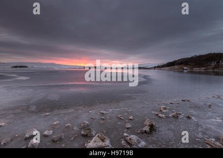 Malham Tarn ghiacciato al tramonto, Yorkshire Dales National Park, England, Regno Unito Foto Stock