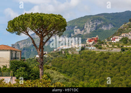 La montuosa e scoscesi della costa di Amalfi a Ravello in Italia. Foto Stock