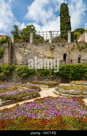 Le aiuole fiorite di Villa Rufolo a Ravello, Italia. Sulla Costiera Amalfitana. Foto Stock