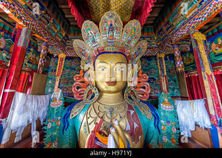 Thikse, India - Agosto 16, 2015: vista l'enorme statua raffigurante Maitreya in monastero Thikse Foto Stock