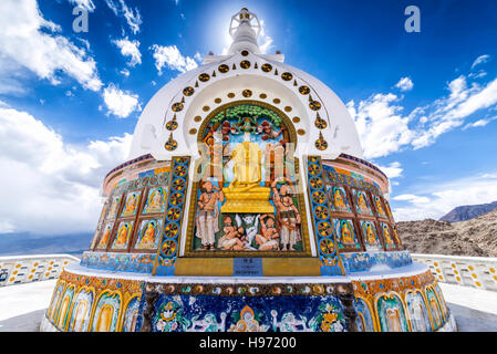 Leh, India - 24 agosto 2015: il Buddha sconfiggere i diavoli rilievi in Shanti Stupa Foto Stock