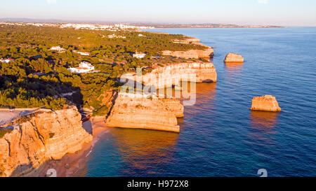 Antenna da Praia da Marinha nell' Algarve Portogallo al tramonto Foto Stock