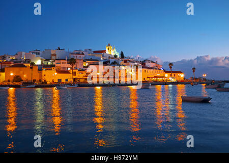 Il villaggio Ferragudo nell' Algarve Portogallo al tramonto Foto Stock