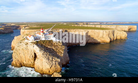 Antenna dal faro di Cabo Sao Vicente, Sagres Portogallo - Farol do Cabo Sao Vicente (costruito in ottobre 1851) Foto Stock