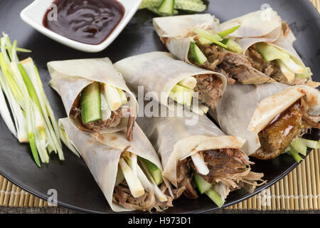 Anatra alla Pechinese avvolge e salsa hoisin Foto Stock