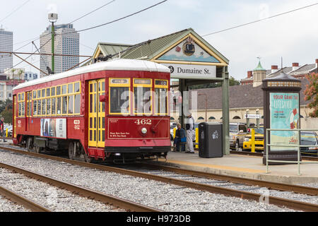 I passeggeri a bordo di un tram RTA al Dumaine Street Station sulla linea di fronte fiume di New Orleans, in Louisiana. Foto Stock