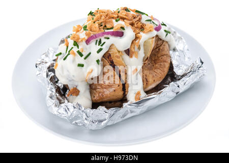 Camicia al forno di patate con panna acida e croccante di cipolle Foto Stock