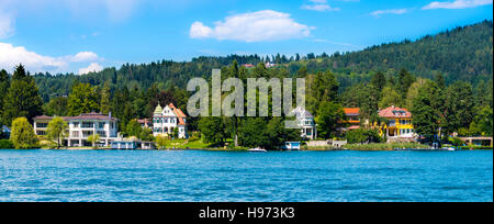 Worthersee lago, Austria - 14 agosto 2016: ville di lusso sulla riva del bellissimo lago alpino Worthersee in estate. Questo è il più rinomato lago in Austria Foto Stock