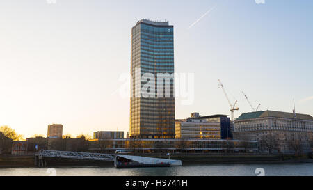 Vista della Torre Millbank al tramonto, a 118 metri (387 ft) alto grattacielo nella City of Westminster a Millbank, dal fiume Tamigi a Londra, Regno Unito. Foto Stock