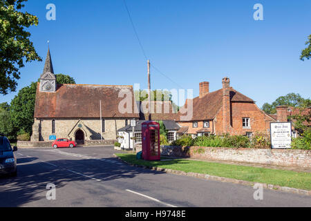 Chiesa della Santa Trinità e Ye Olde Sun Inn, Plaistow, West Sussex, in Inghilterra, Regno Unito Foto Stock