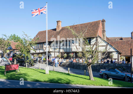 Il XIV secolo il Crown Inn, il verde, Chiddingfold, Surrey, England, Regno Unito Foto Stock