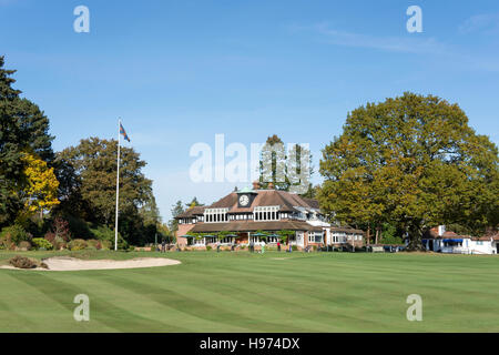 Clubhouse e xviii verde, Sunningdale Golf, Sunningdale, Berkshire, Inghilterra, Regno Unito Foto Stock