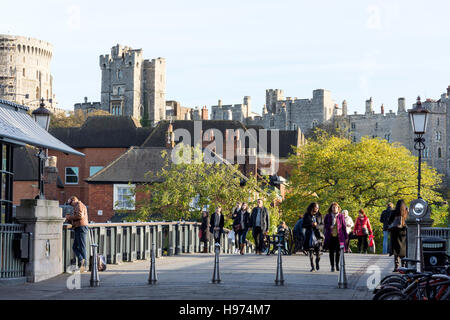 Windsor Bridge da Eton, Windsor, Berkshire, Inghilterra, Regno Unito Foto Stock