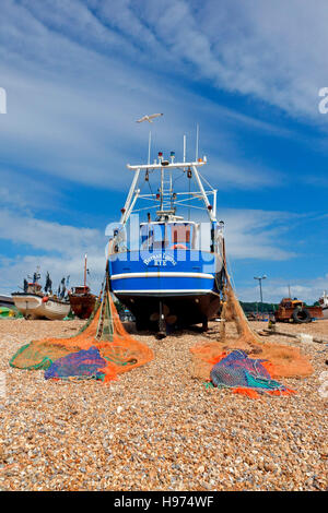 Colorato la pesca reti stese ad asciugare su Hastings Old Town stade di pescatori di spiaggia, East Sussex, England, Regno Unito, GB Foto Stock