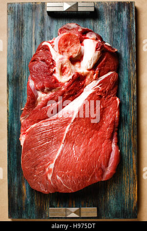 Vista dall'alto di carni bovine carne cruda sul vassoio in legno Foto Stock
